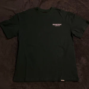 Mörkgrön t-shirt från Represent - Snygg mörkgrön t-shirt från Represent med tryck på både fram- och baksidan. Perfekt för en avslappnad stil. T-shirten har en klassisk passform och är kortärmad.