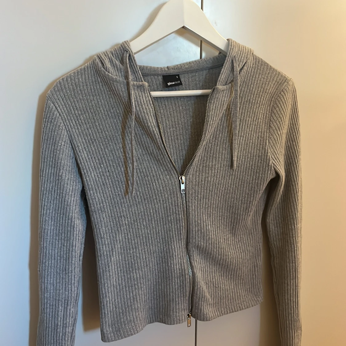 Grå ribbad zip tröja från Gina Tricot
