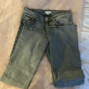 Grå jeansbyxor - Snygga grå jeansbyxor med klassisk femficksdesign. De har en rak passform och är perfekta för en avslappnad stil. Byxorna har en knapp och dragkedja framtill. Vanliga ifrån Gina❤️