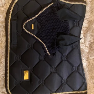 Equestrian Shabrak mes huva - Säljer ett jättefint schabrak och en matchande huva pga ej kommer till andvändning. Huvan är i storleken full och schabraket är även i full.