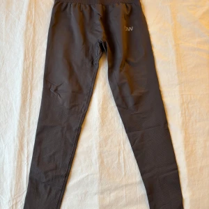 Mörkgråa tränings tights från ICANIWILL - Snygga mörkgråa leggings från ICANIWILL med hög midja. Perfekta för träning med en tight passform och elastiskt material som ger bra rörelsefrihet. Använd ett fåtal gånger. Säljer för att den är för stora💕original pris: 599kr