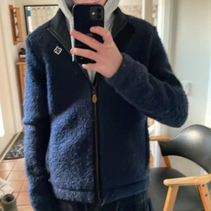 Mörkblå fleecejacka från Morris - Säljer en snygg mörkblå fleecejacka från Morris. Jackan har en dragkedja framtill och en liten broderad logga på bröstet. Perfekt för kyliga dagar. Skick 9/10 använd fåtal gånger. Reatail pris 1600 kr. Kan gå ner i pris vid snabb affär✌️🍺🙌