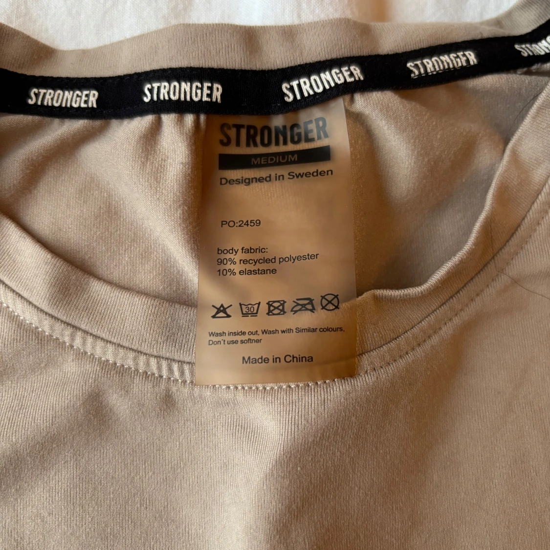 Croppad beige t-shirt från Stronger - 2