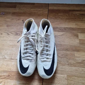 Nike mercurial air zoom fotbollskor. - Ett par nike air zoom mercurial fotbollskor i lemonade färg. Skorna är i bra skick men högra skon är lite smutsig. Köpt från unisportstore för 1150kr.