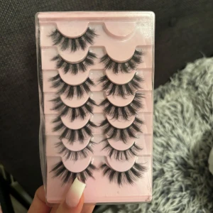 Set med lösögonfransar - Säljer ett set med dramatiska lösögonfransar. Perfekta för att ge en fyllig och voluminös look. Kommer i en praktisk förpackning med flera par.