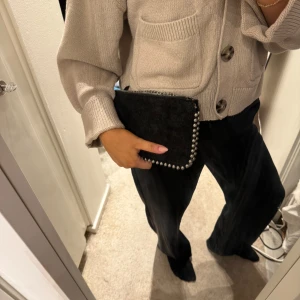 Väska från zara - Säljer denna superfina väskan från zara. Jag har använt den som clutch, men bandet är i vanligtvis långt så man kan ha de som axelremsväska! 💕