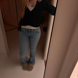 Ljusblå jeans - Snygga ljusblå jeans de är mid-waist skulle jag säga. De är bootcut och är ifrån lager 157. Ganska stretchiga och väldigt sköna☺️💕