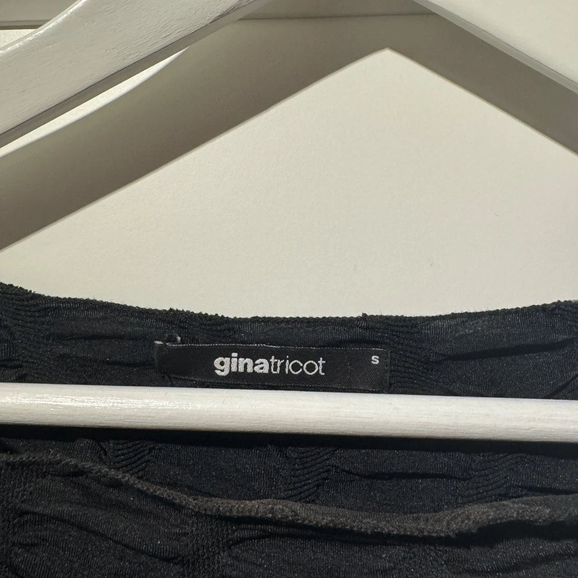 Svart långärmad topp från Gina Tricot - 92