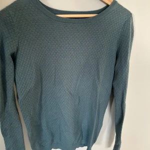  stickad tröja från Vero Moda - Säljer denna snygga tunn stickade tröja från veromoda då den tyvärr inte kommer till användning 