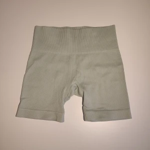 Gröna ribbade shorts - Snygga gröna ribbade shorts med hög midja. Perfekta för en avslappnad stil eller träning. De har en tight passform som framhäver figuren och de är inte genomskinliga.  