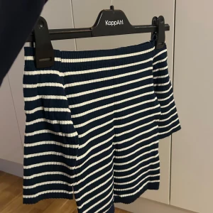 En randig off shoulder tröja från Zara  - En snygg off shoulder tröja från Zara. Använd en gång! 