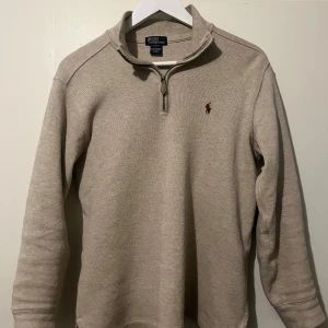 Ralph Lauren halfzip - Säljer min stilrena Ralph Lauren halfzip då jag har växt ur den. Tröjan är i bra skick och har används sparsamt. Perfekt tröja nu till vintern och hösten❄️🍁.  Står inte för postens slarv:)