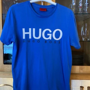 Hugo Boss t shirt - Säljer då den inte kommer till användning. Som ny! Storlek XS. 