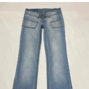 Lågmidjade diesel jeans bootcut - Jättesnygga ljusblå jeans från diesel som är utsvändga och lågmidjade!! Köpta på plick och i väldigt bra skick ❤️