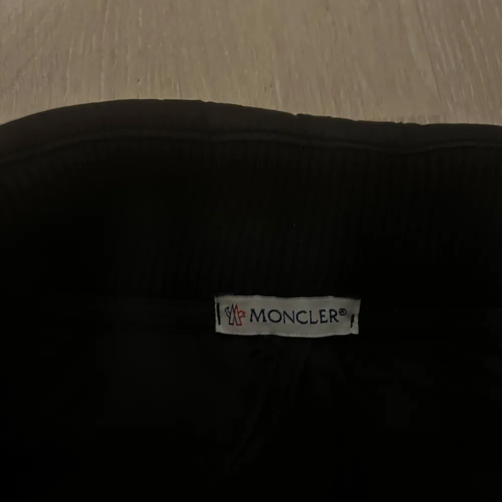 Hej säljer min cardigan för att jag inte använder den langre. Skriv om du är intresserad eller behöver mera bilder. Takit.