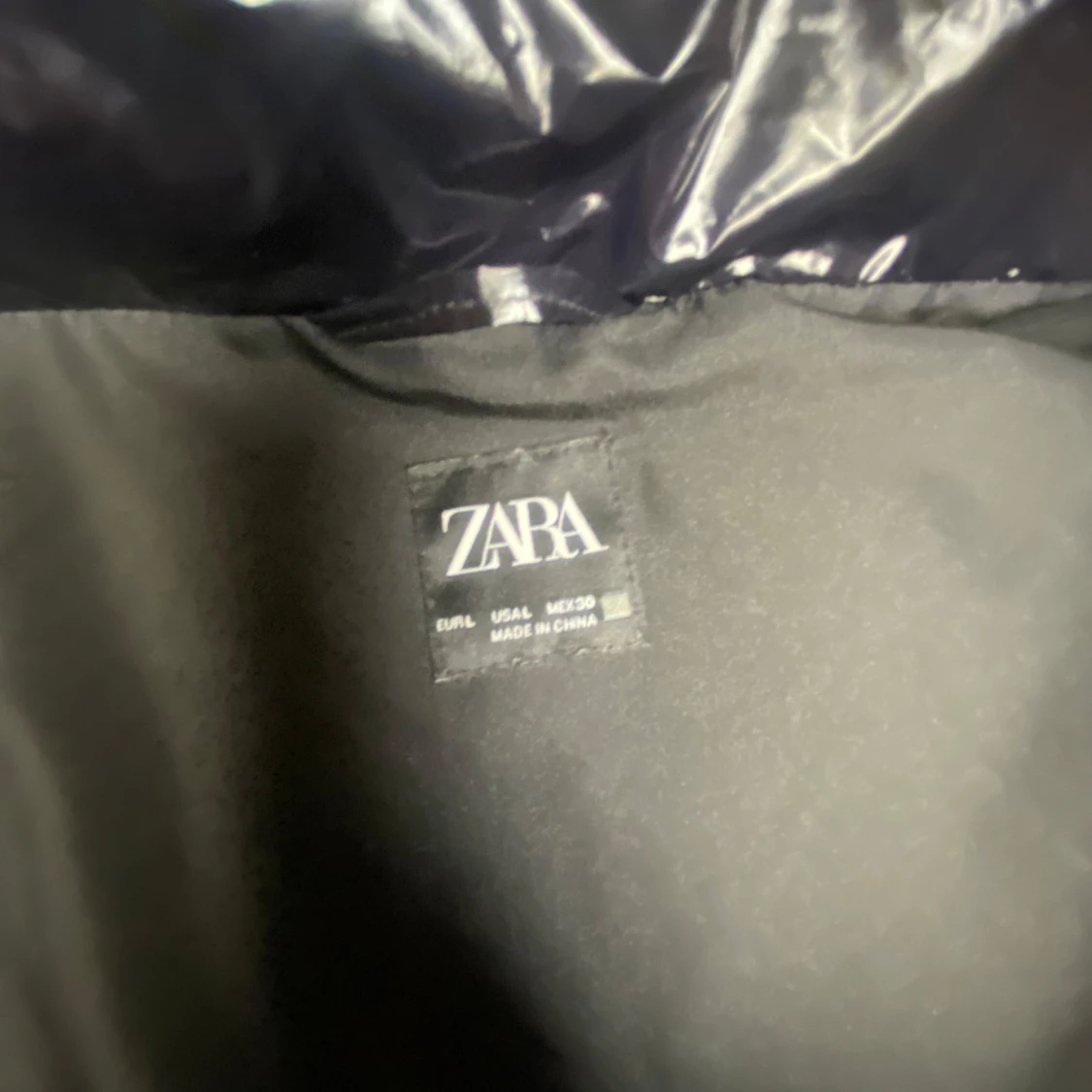 Svart glansig pufferjacka från Zara - 2