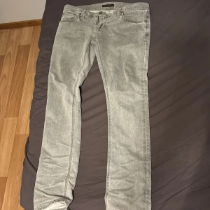 Nudie jeans  - Tjena! Säljer nu ett par riktigt feta nudie jeans i ny skick! Storleken är 30w/32l, ny pris ligger runt 1600 och säljer min för 699 så ett riktigt dunder pris! Via mer fråga eller funderingar så är det bara att skriva till mig 😃 // mvh timelessfashion 