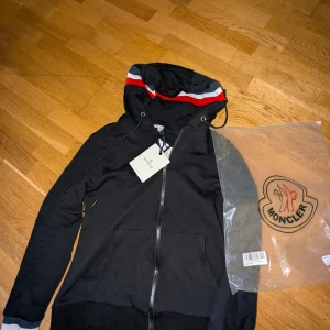 Moncler hoodie  - Moncler hoodie som e helt ny. Påse finns med och qr kod funkar. Nytt sick  