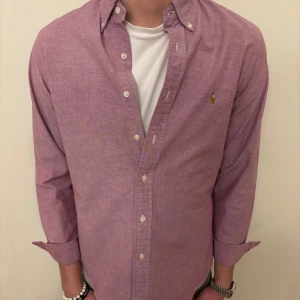 Rosa skjorta från Ralph Lauren - Nu säljer vi ännu en fet polo skjorta som passar till alla tillställningar, skjortan är i mycket bra skick och passar allt från fest till vardagsbruk!🕺🍾💼🤩  Storlek👔:  M Nypris💰: ca 1499 kr