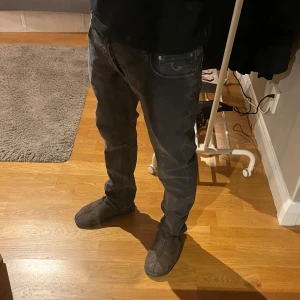 Jacob Cohën jeans herr - Tjena, säljer ett par tvärfeta gråa Jacob Cohen jeans som passar till allt. De är i jättebra skick med inga slitningar eller fel. Modell 688 C. Pris kan diskuteras vid snabb affär.