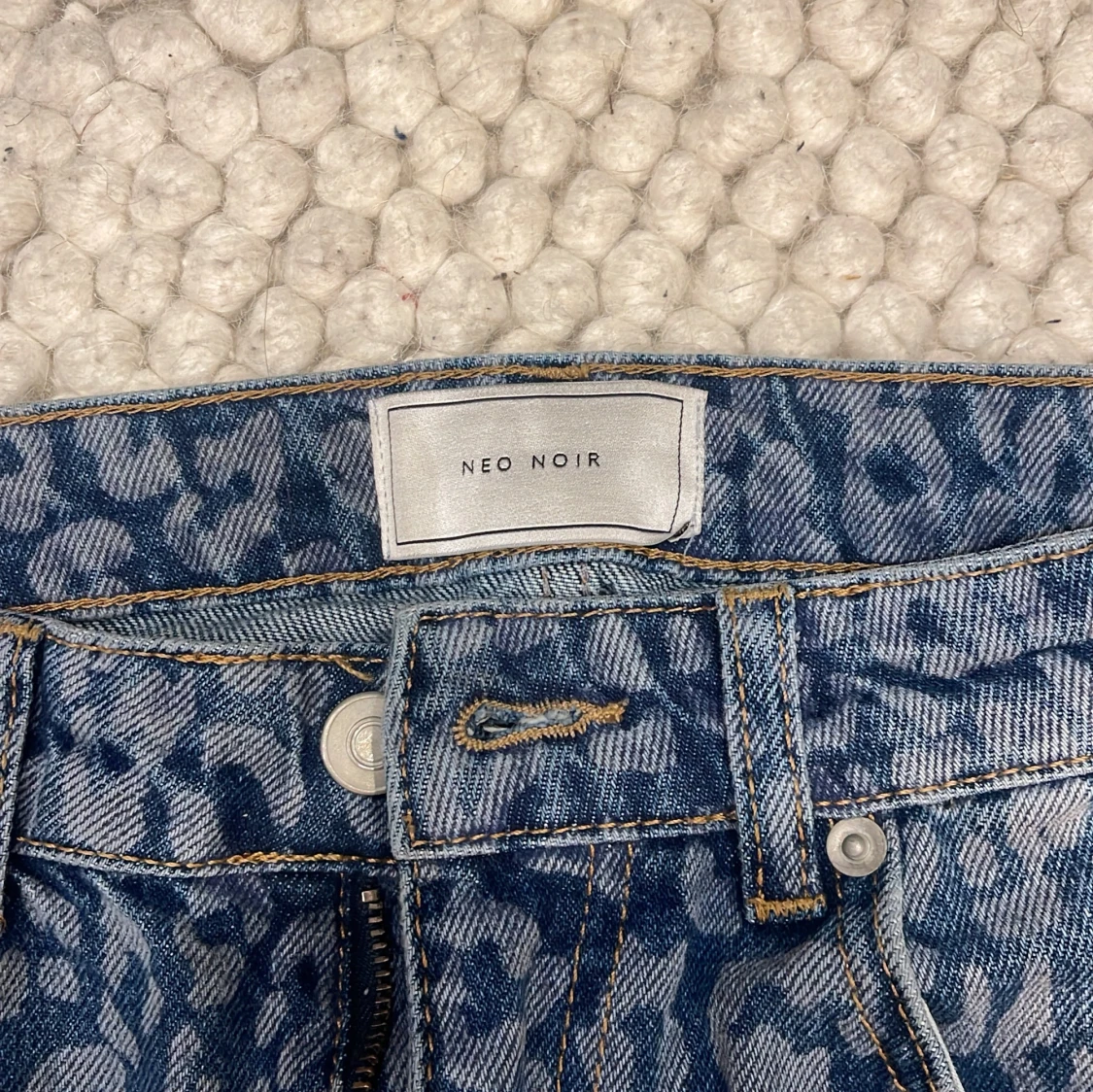 Blå leopardmönstrade jeans från Neo Noir - 90