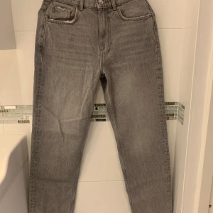 Grå jeans från Perfect Jeans - Snygga grå jeans från Perfect Jeans i storlek 38. De har en klassisk femficksdesign och en rak passform som passar perfekt till vardags. Perfekta för en stilren look!