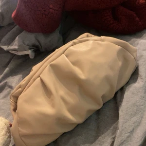 Clutch väska - Säljer denna begie snygga clutchväskan då den inte kmr till så mkt användning längre. Kedja som man kan sätta på med kommer!