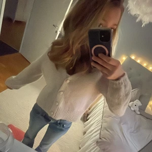 Beige kofta från ONLY - Mysig beige kofta från ONLY i storlek XS. Koftan har knappar framtill och är perfekt för kyligare dagar. Den är långärmad och har en mjuk, stickad textur. Använt 1-2 gånger!! Köpte för 450kr SKRIV TILL MIG INNAN NI KLICKAR PÅ KÖP!! 💞💞