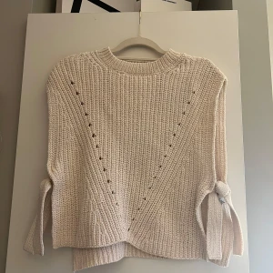 Beige stickad väst med knytband - Beige stickad väst från Zara, har en liten tråd som hänger annars superbra skick 