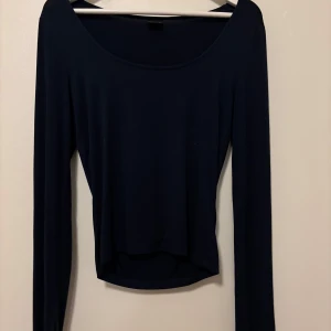 Svart långärmad topp från Gina Tricot - En topp från gina soft touch tröja i M, knappt använd bara hängt i min garderob 