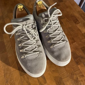 Diemme sneakers - Diemme Marostica Low Sneaker i mocka. I fint skick. Storlek 42,5 . Skoblocken ingår ej.