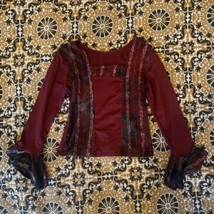 Vinröd topp med utsvängda ärmar - Så snygg topp i polyester med utsvängda ärmar. Stretchigt tyg, supersnygg och bekväm :) Köpt på humana💜