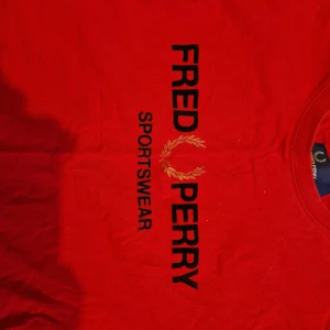 Fred Perry storlek S - Jättemjuk i tyget som är lite tjockare än en vanlig t-shirt. Använd ett fåtal ggr.