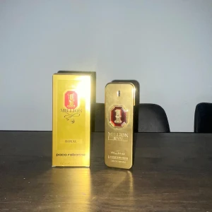 1 Million Royal från Paco Rabanne 43 ML Kvar - Säljer en lyxig herrparfym, 1 Million Royal från Paco Rabanne. Flaskan har en elegant guldmetallisk design med en röd detalj och kommer i en matchande förpackning. Perfekt för den som vill ha en doft med stil och elegans.