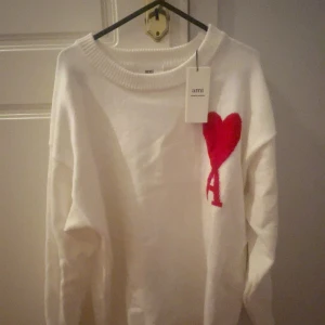 Stickad Ami Paris tröja - Säljer en stickad Ami Paris tröja som aldrig är använd då den inte passade. S-M. Skriv gärna vid minsta fråga