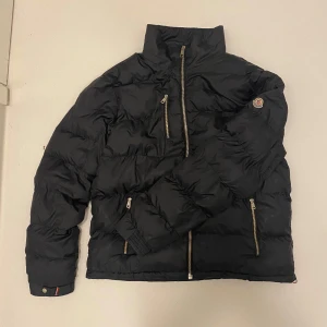 Moncler dunjacka - Rikgit fet moncler jacka som är perfekt nu till vintern, den är i väldigt bra skick utan något hål eller liknande skulle säga 8,5/10, den är storlek 5/XL men passar som Large ,Skriv vid minsta fråga eller fundering🔥👍 