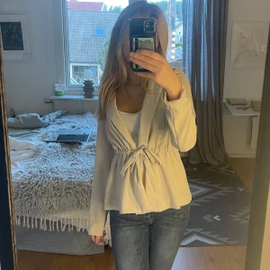 Kappa/kofta - Bra skick och knappt använd, tunn kappa/kofta!! skriv gärna för fler frågor eller bilder 🫶 tar emot prisförslag!