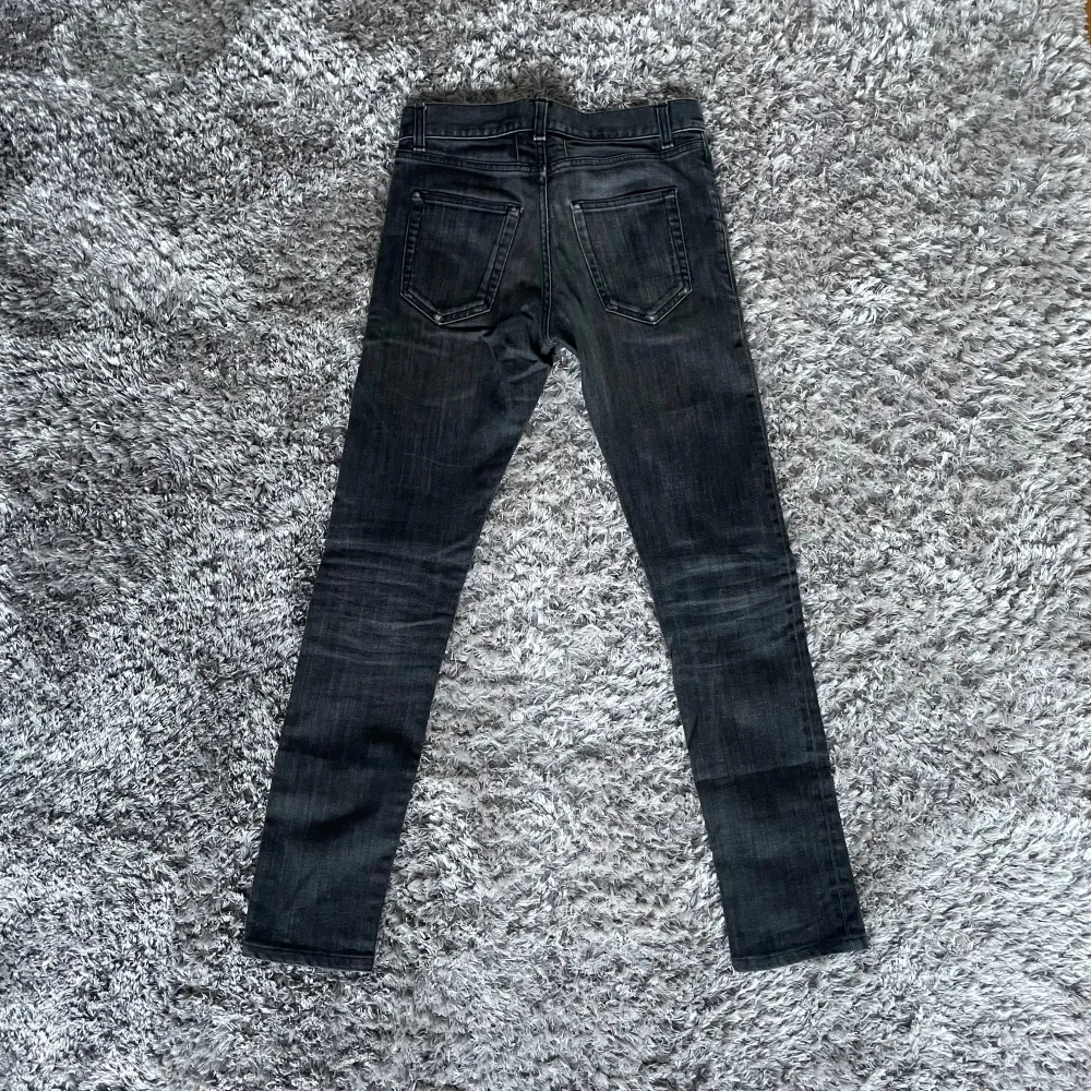 Säljer nu dessa feta saint laurent jeans! | Skick:7/10 | Strl: S | Nypris: ~6000, Vårt pris: 1700 | Skriv vid minsta fundering:). Jeans & Byxor.