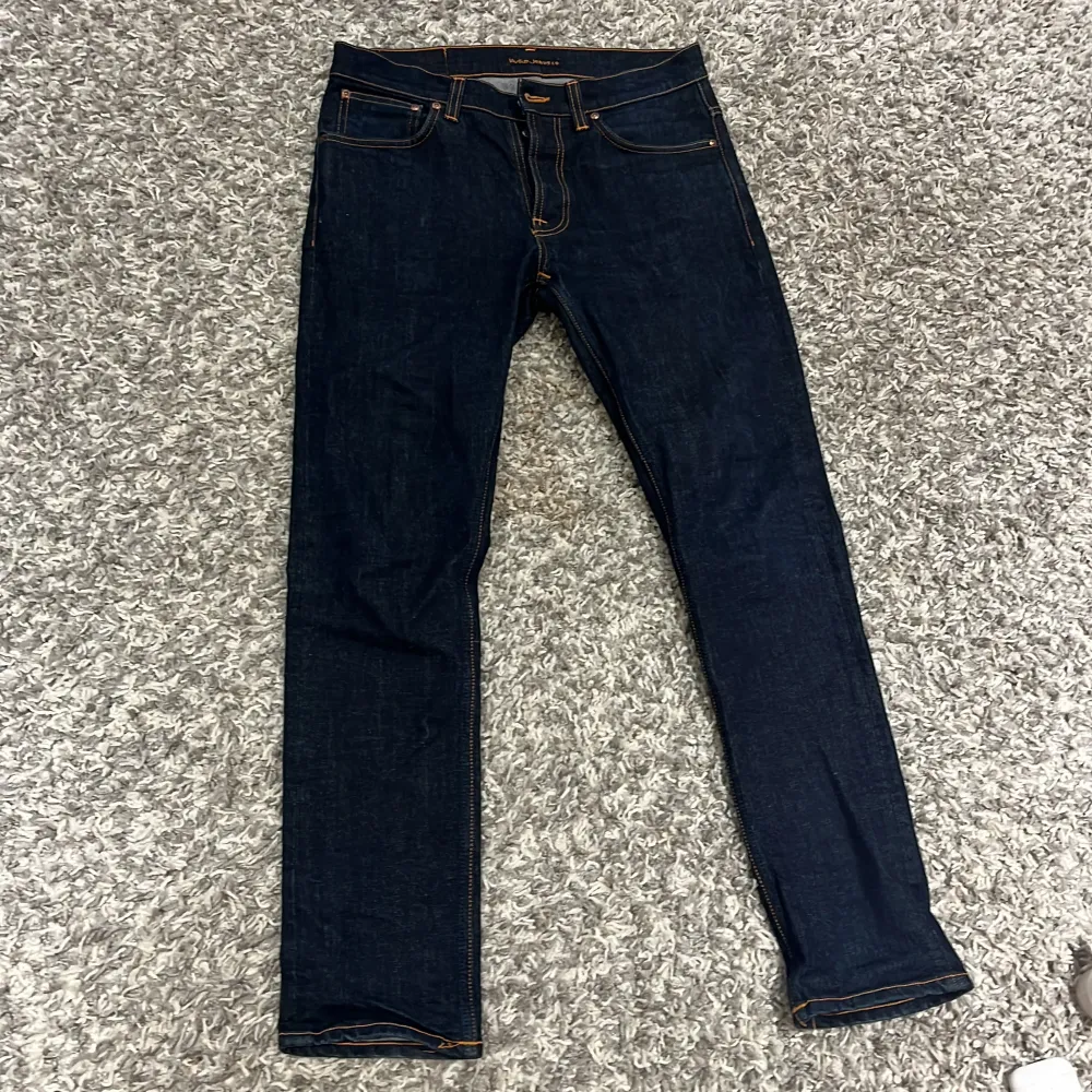 Hej! Säljer mina nudie jeans som jag aldrig använt då dom är för små. Storlek 32/32. Jeans & Byxor.