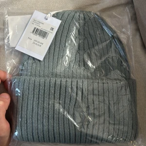 Mössa - Mössa för vinter har inte varit använd alls den kostar äntligen 299kr men säljer 140kr jätte bra skick 10/10 och bekväm 