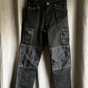 Coola arbetsbyxor med vita sömmar - Byxorna är i mycket bra skick. 