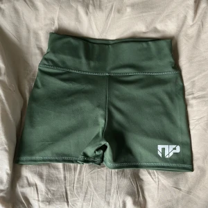 Gröna träningsshorts  - Säljer dessa träningsshorts eftersom de inte kommer till användning! Har scrunch där bak, ser konstigt ut på bilden men inte i verkligheten😋bred resor där uppe. Passar S och möjligtvis M