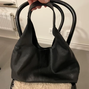 & other stories väska - Populär väska i läder från & other stories. Superstor och rymlig och i bra skick🤍