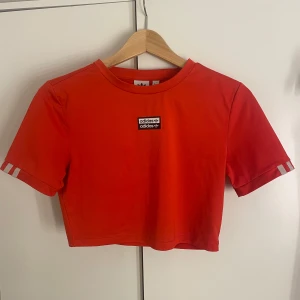 Adidas crop top - Köpt från Åhléns i storlek 38/M. Det är en crop top och den är baggy/oversized. Den är nästan oanvänd och är i väldigt bra skick. Vid frågor är det bara att höra av sig!❤️