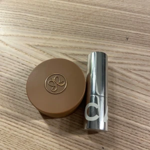 Bronser  - Hej jag säljer min Anastasia bronzer och mitt bb - stick. Använder inte någon av dom och dom e nya båda två och knappt använda.🥰🤗