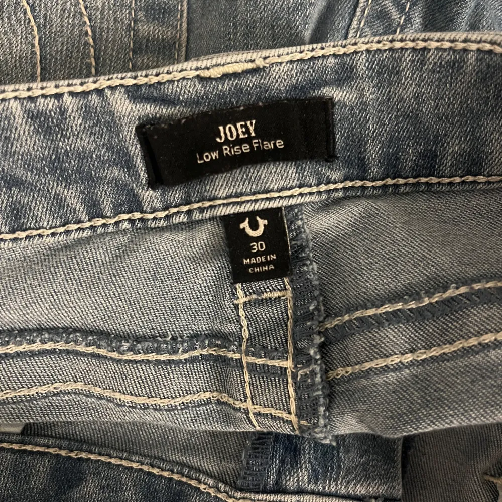 Lowwaist true religion jeans, stl s/m. Använda ett fåtal gånger men har en slitnad längst ner.. Jeans & Byxor.