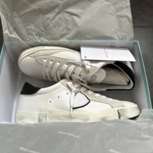 Nya Philippe model skor - Säljer dessa helt oanvända och nya Philippe model skorna som är i storlek 43. Original kartong och dustbag medföljer.