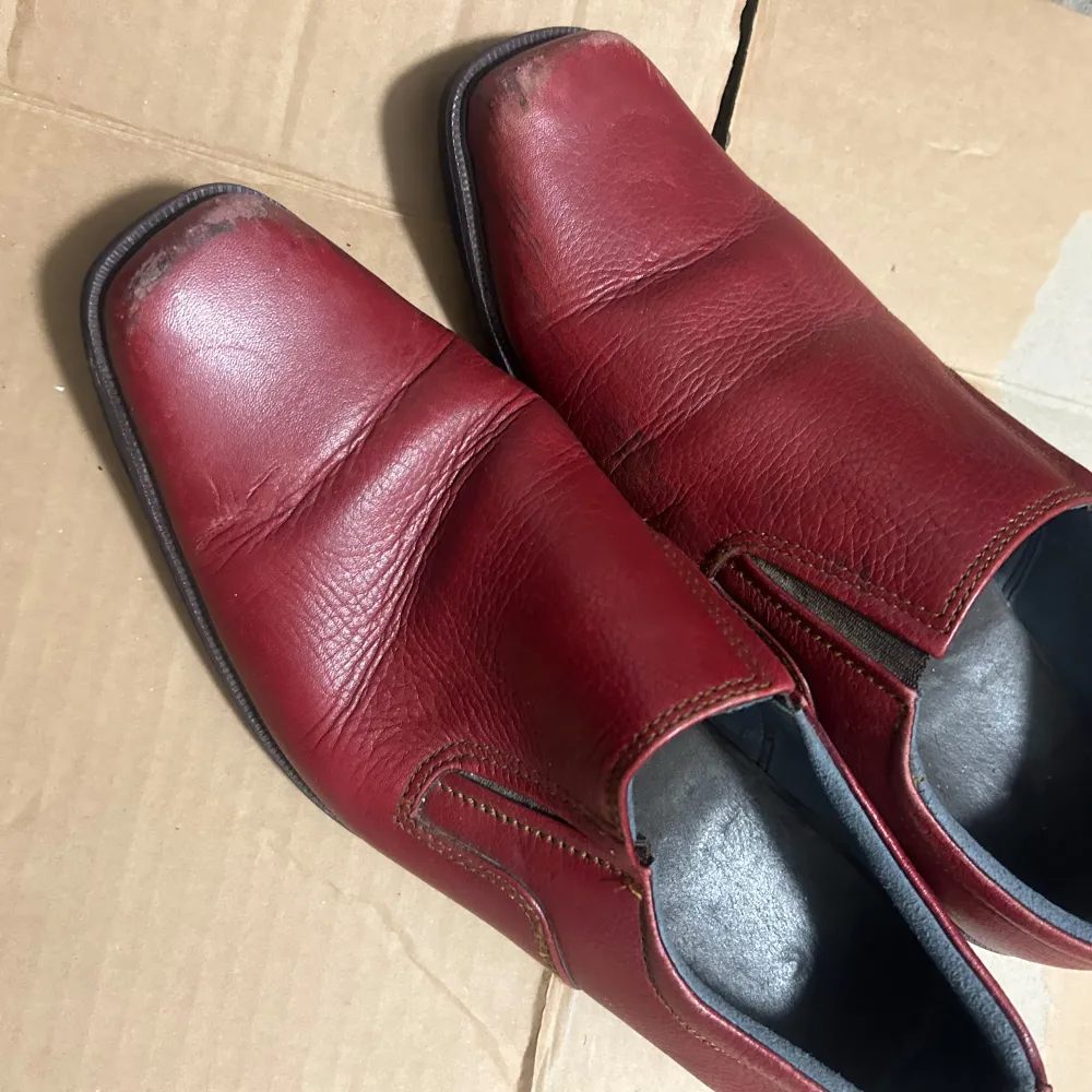 Stylish red leather shoes. The shoes are in good condition and haven't been used much. They are perfect for everyday use or for special occasions.. Skor.