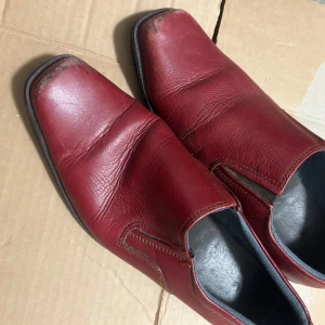 Men’s shoes in red (size 43-44) - Stylish red leather shoes. The shoes are in good condition and haven't been used much. They are perfect for everyday use or for special occasions.
