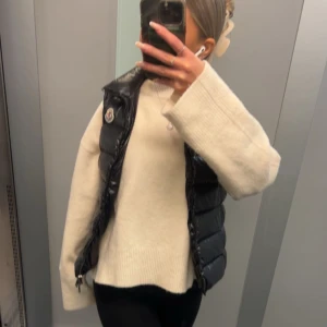 Moncler väst - Säljer min moncler väst i jätte bra skick då den inte kommer till användning! Skriv angående frågor
